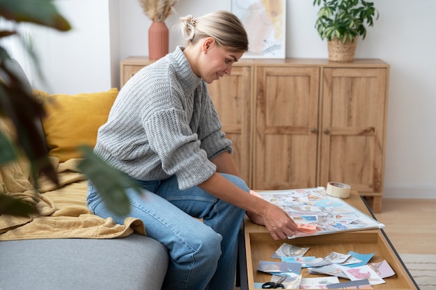 Gratis foto zijaanzichtvrouw die visieraad maken