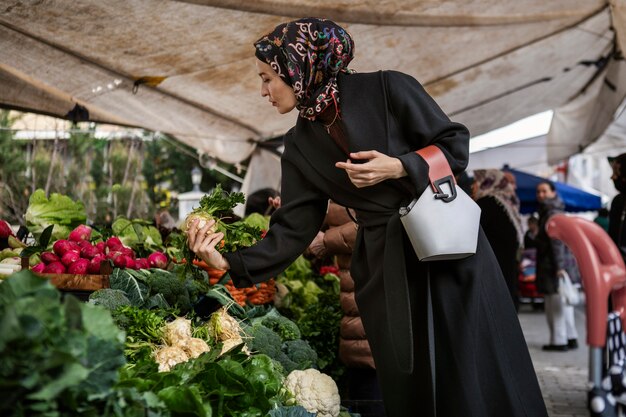 Zijaanzichtvrouw die voor ramadan winkelen