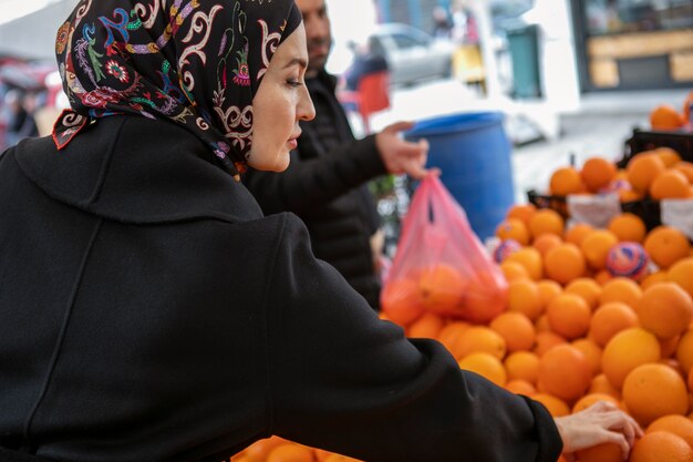 Zijaanzichtvrouw die voor ramadan winkelen
