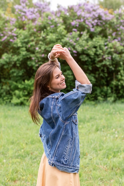 Zijaanzichtvrouw in aard