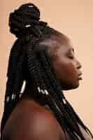 Gratis foto zijaanzichtvrouw met afrokapsel