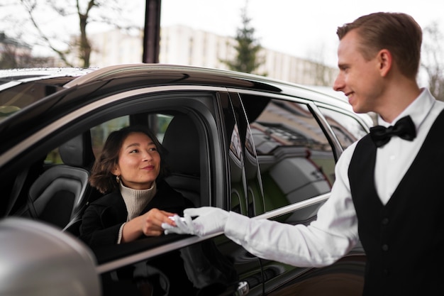 Zijaanzichtvrouw met auto