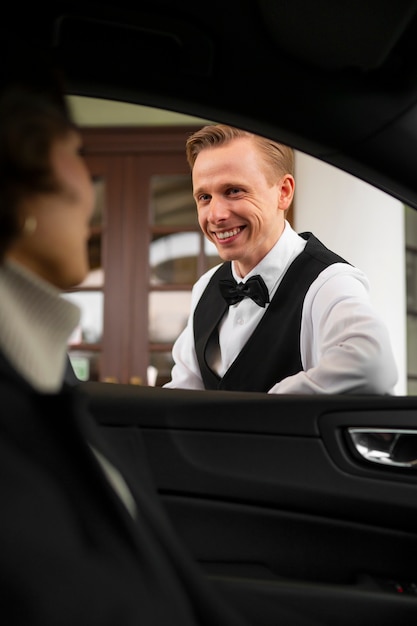 Gratis foto zijaanzichtvrouw met auto