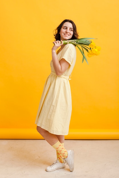 Zijaanzichtvrouw met bloemen