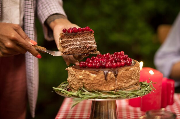 Gratis foto zijaanzichtvrouw met cakeplak