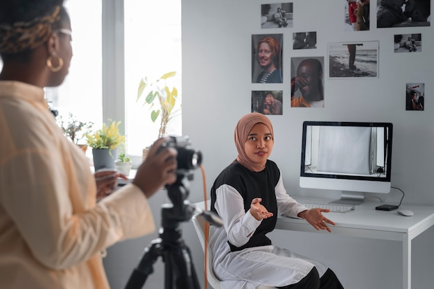 Gratis foto zijaanzichtvrouw met fotocamera