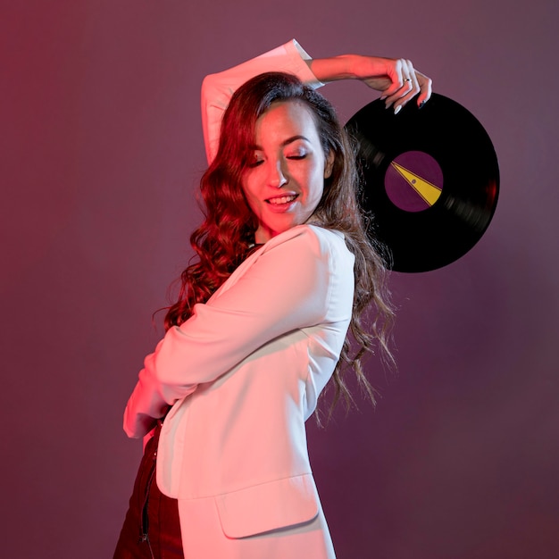 Zijaanzichtvrouw met vinyl