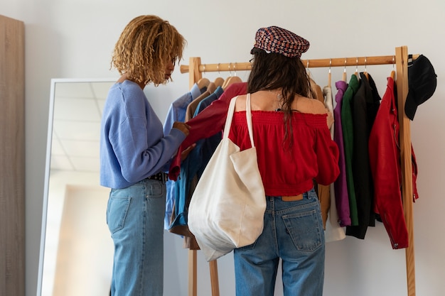 Gratis foto zijaanzichtvrouwen bij reparatie- en verkoopwinkel