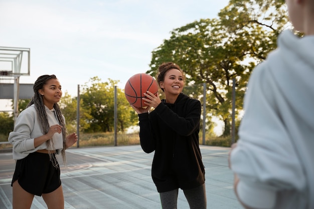 Gratis foto zijaanzichtvrouwen die basketbal spelen