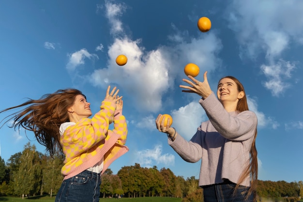 Gratis foto zijaanzichtvrouwen die buiten plezier hebben