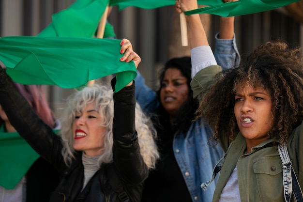 Zijaanzichtvrouwen die in openlucht protesteren