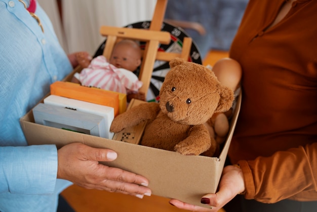 Gratis foto zijaanzichtvrouwen die items uitwisselen