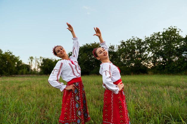 Zijaanzichtvrouwen die samen dansen