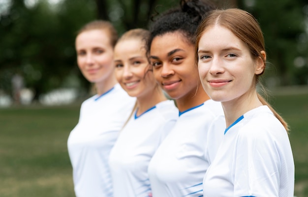 Gratis foto zijaanzichtvrouwen die witte t-shirts dragen