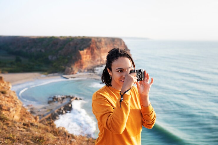 Gratis Foto zijdebeeld vrouw die foto's maakt