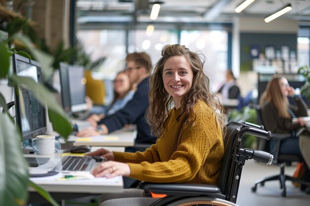 Zijdebeeld vrouw in rolstoel op het werk