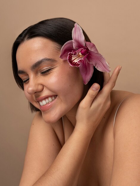 Zijdebeeld vrouw poseert met een bloem