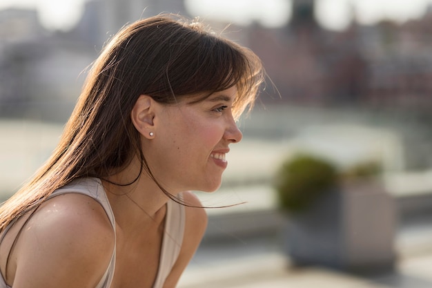 Gratis foto zijdelings het mooie smileyvrouw stellen