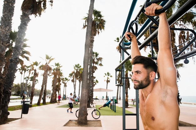 Gratis foto zijdelings man ochtend training praktijk