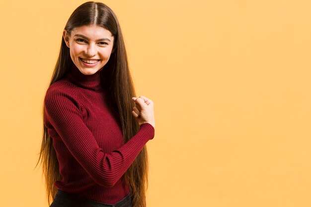 Zijdelings sterke vrouw in studio