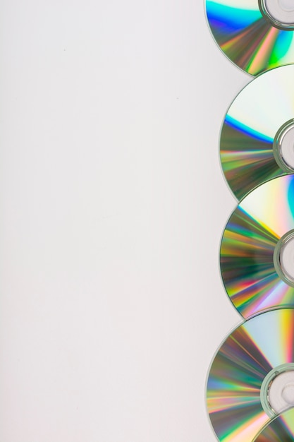 Zijrand met compact discs op witte achtergrond wordt gemaakt die