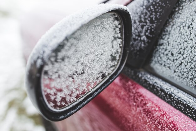 Zijspiegel met sneeuwvlokken