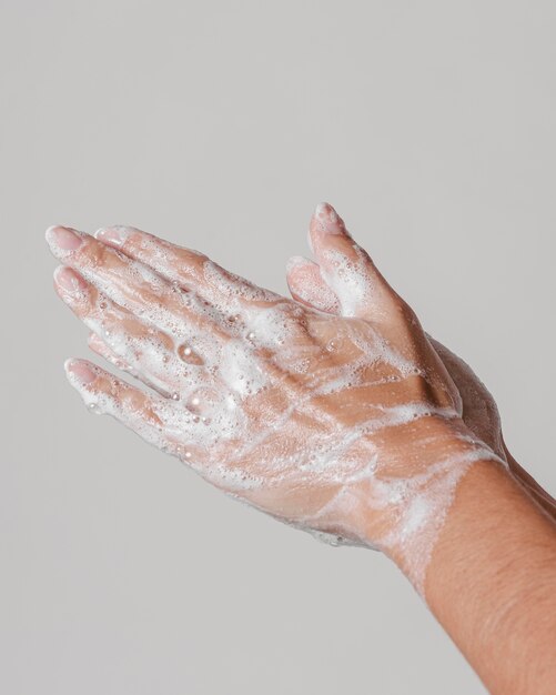 Zijwaarts hygiëneconcept handen wassen met zeep