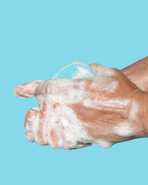 Zijwaarts persoon die handen wast met zeep