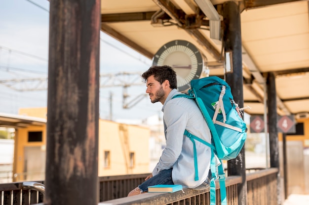 Gratis foto zijwaarts reiziger die op trein wacht