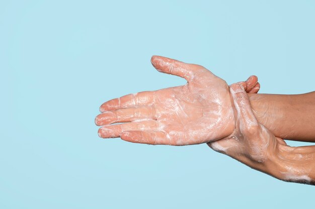 Gratis foto zijwaartse handen wassen met zeep