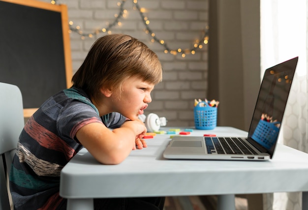 Zijwaartse online interacties op school