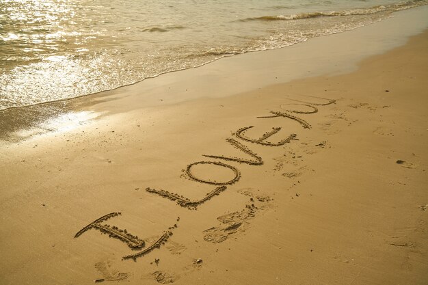 Zinsnede &quot;i love you&quot; geschreven in het zand