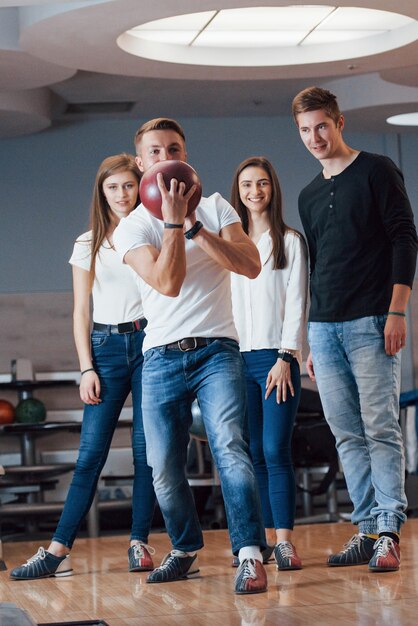 Zitten en een pauze nemen. Close-up van senior man in wit overhemd en zwarte sportieve korte broek die op de tennisbaan is.