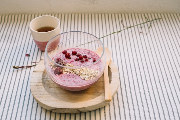 Gratis foto zoet bessendessert in kom