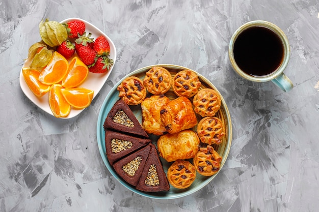 Zoet bord met diverse zoetigheden.