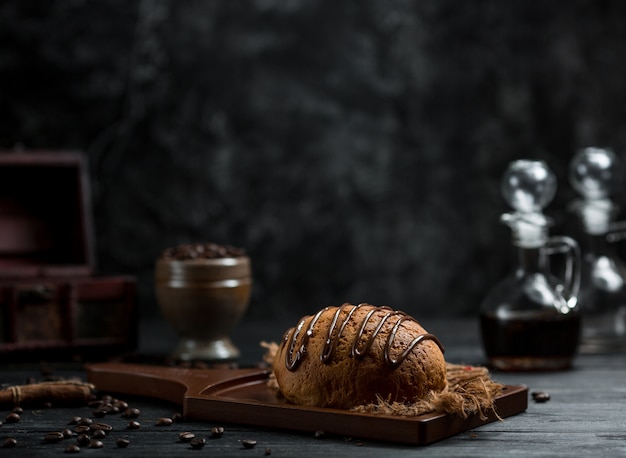 Zoet broodje met chocoladesiroop erop