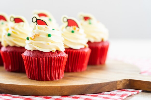 Zoet dessert met cupcake rood fluweel