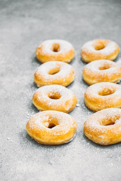 Zoet dessert met veel donut