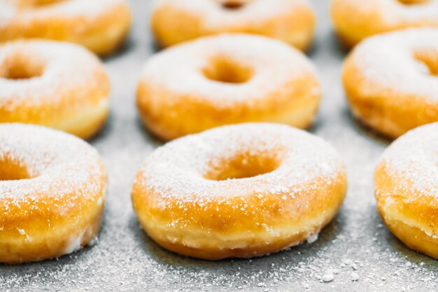 Zoet dessert met veel donut