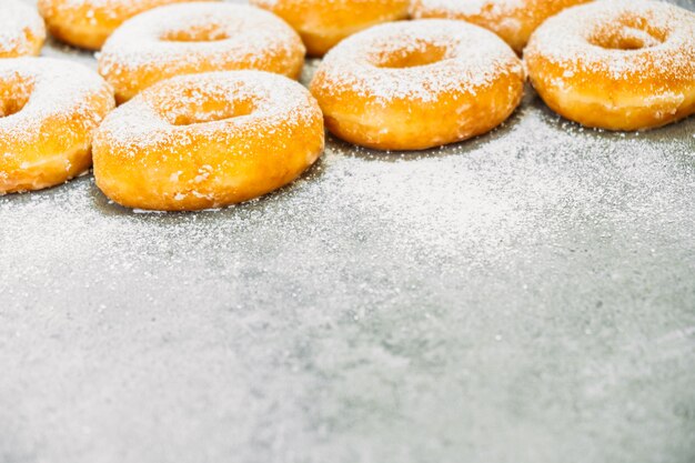 Zoet dessert met veel donut