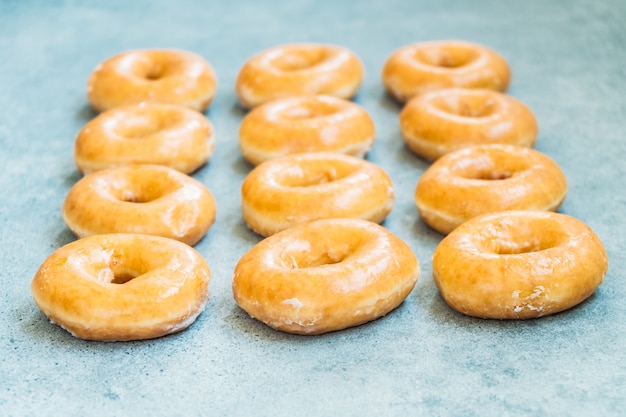 Zoet dessert met veel donut