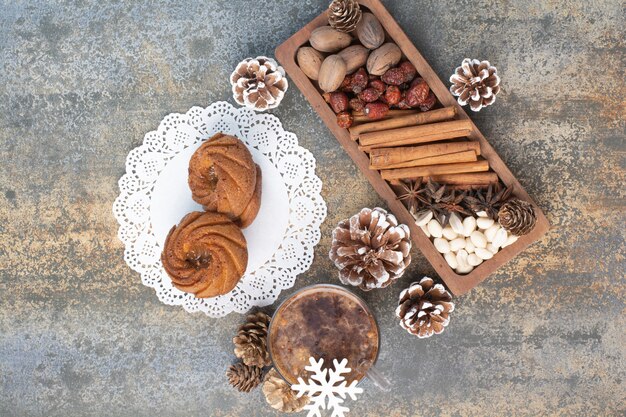Zoet gebak met dennenappels en kopje koffie. Hoge kwaliteit foto