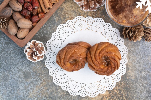 Zoet gebak met dennenappels en kopje koffie. Hoge kwaliteit foto
