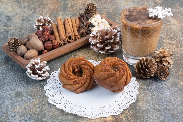 Zoet gebak met dennenappels en kopje koffie. Hoge kwaliteit foto