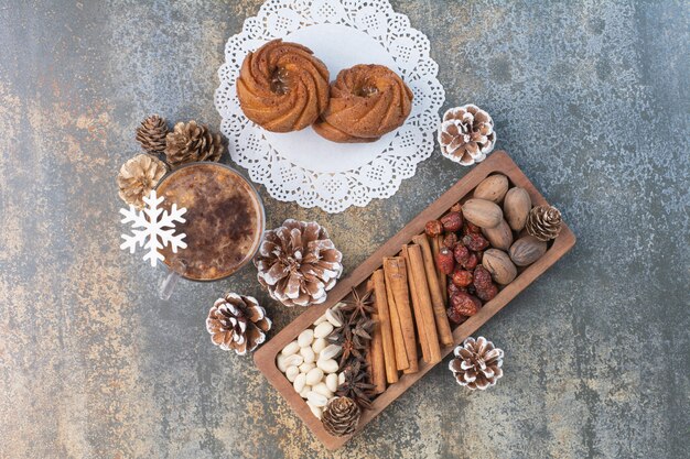 Zoet gebak met dennenappels en kopje koffie. Hoge kwaliteit foto