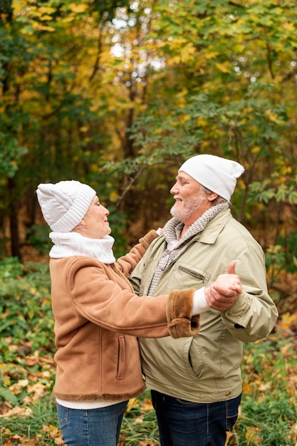 Gratis foto zoet paar dat in park op de herfst danst