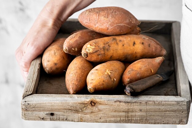 Zoete aardappelen in houten kist