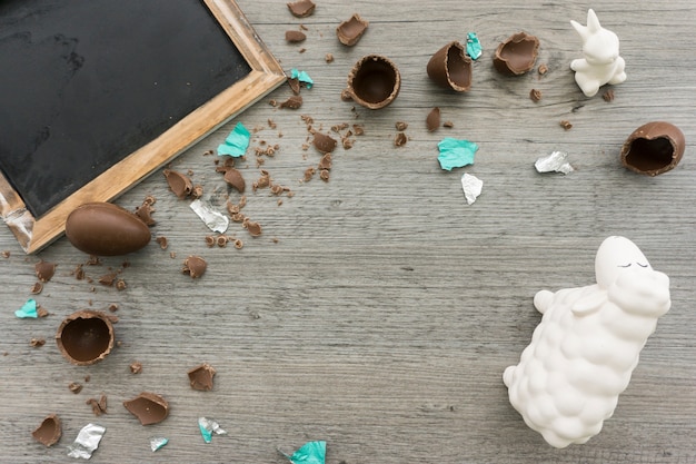 Zoete achtergrond met chocolade-eieren en schone lei