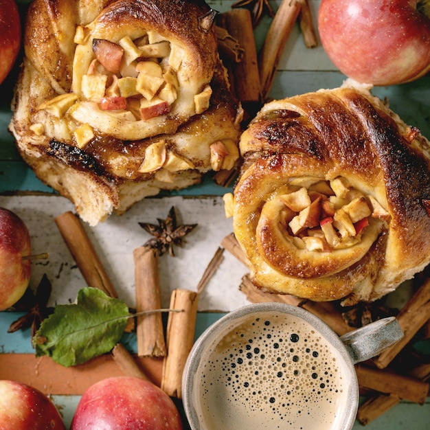 Zoete appel-kaneelbroodjes traditionele thuisbakkerij Premium Foto
