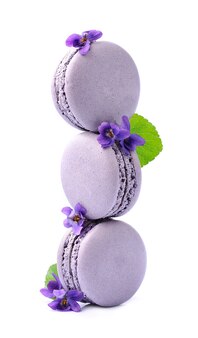Zoete bitterkoekjes taart met violette bloemen op witte achtergronden. lente dessert close-up.
